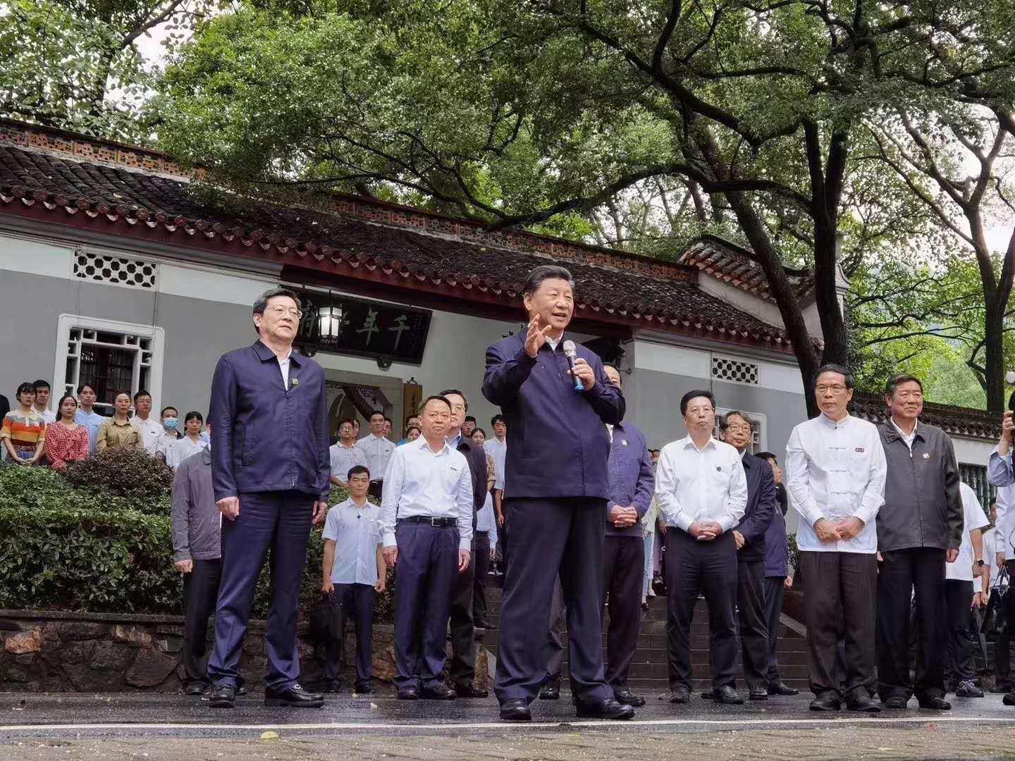 习主席走进岳麓书院.jpg 习主席走进岳麓书院.jpg